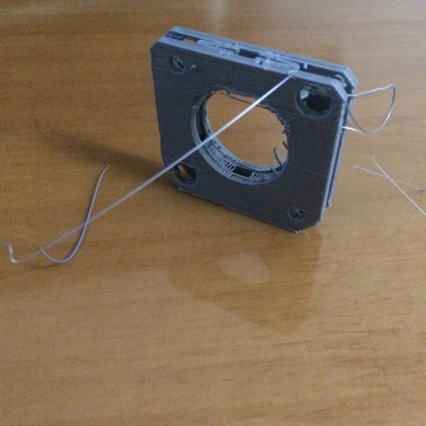 Помогите. Непонятные артефакты с отводом экструдера во время печати.